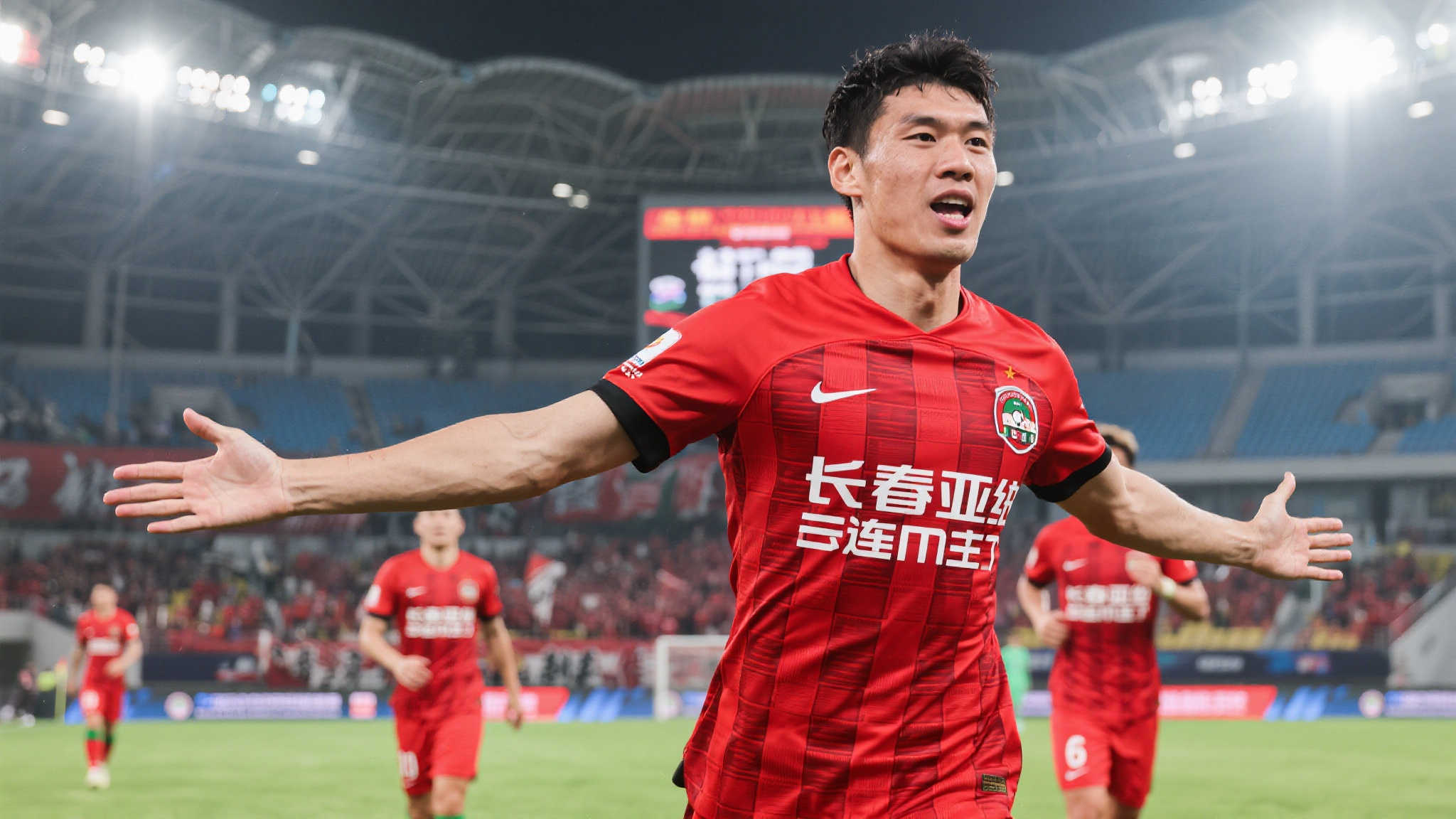 长春亚泰阵容升级,主场连战力争积分 在本赛季中超联赛的激烈竞争中,长春亚泰正以昂扬的姿